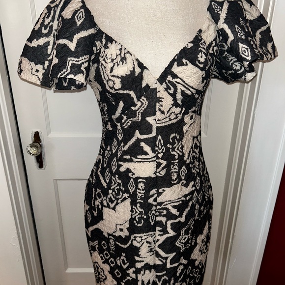 Womens Elegant Black and Cream Patterned Dress NWT size 6 - Picture 6 of 11